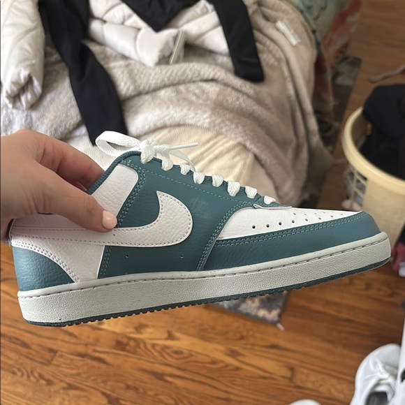 Nike Women’s Sneakers in White and Teal - Picture 4 of 4